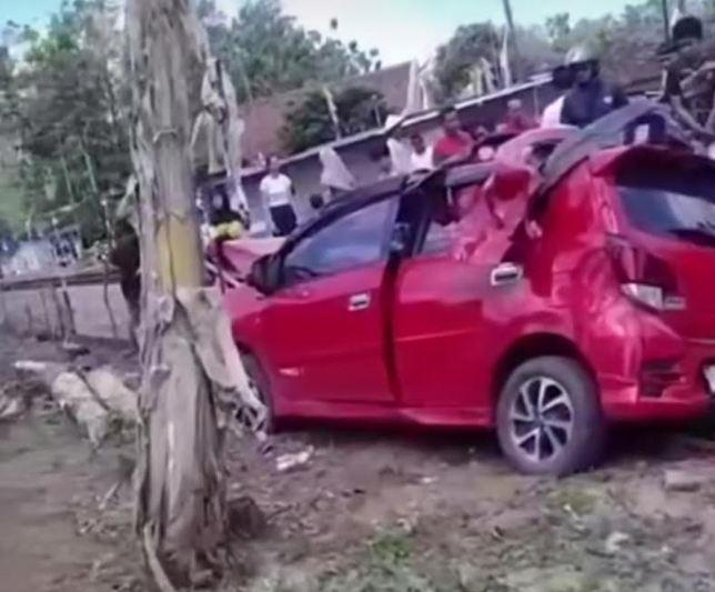 Mengerikan! Kecelakaan Kereta Api Batara Kresna Tabrak Toyota Agya di Wonogiri