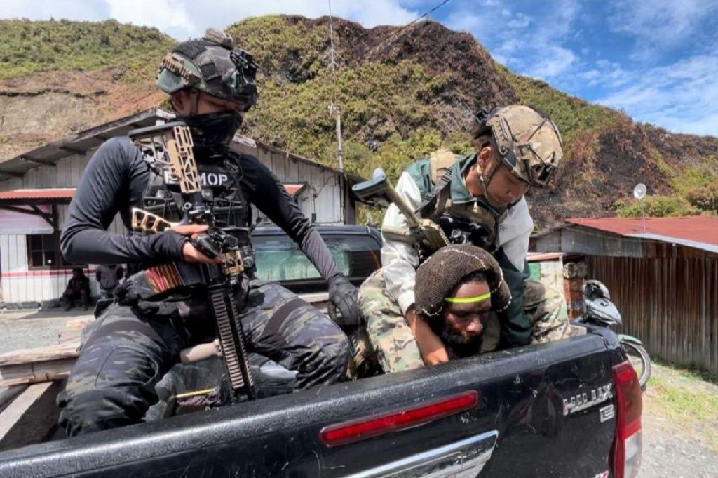 Satgas Damai Cartenz Tangkap KKB di Puncak Jaya, Terlibat Penembakan Brigpol Ronald Enok