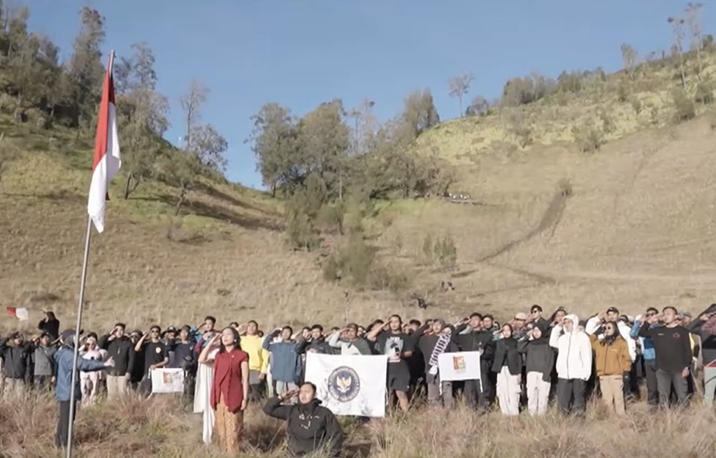 HUT ke-80 RI, Zita Anjani Pimpin Pengibaran Merah Putih di Ranu Kumbolo Semeru