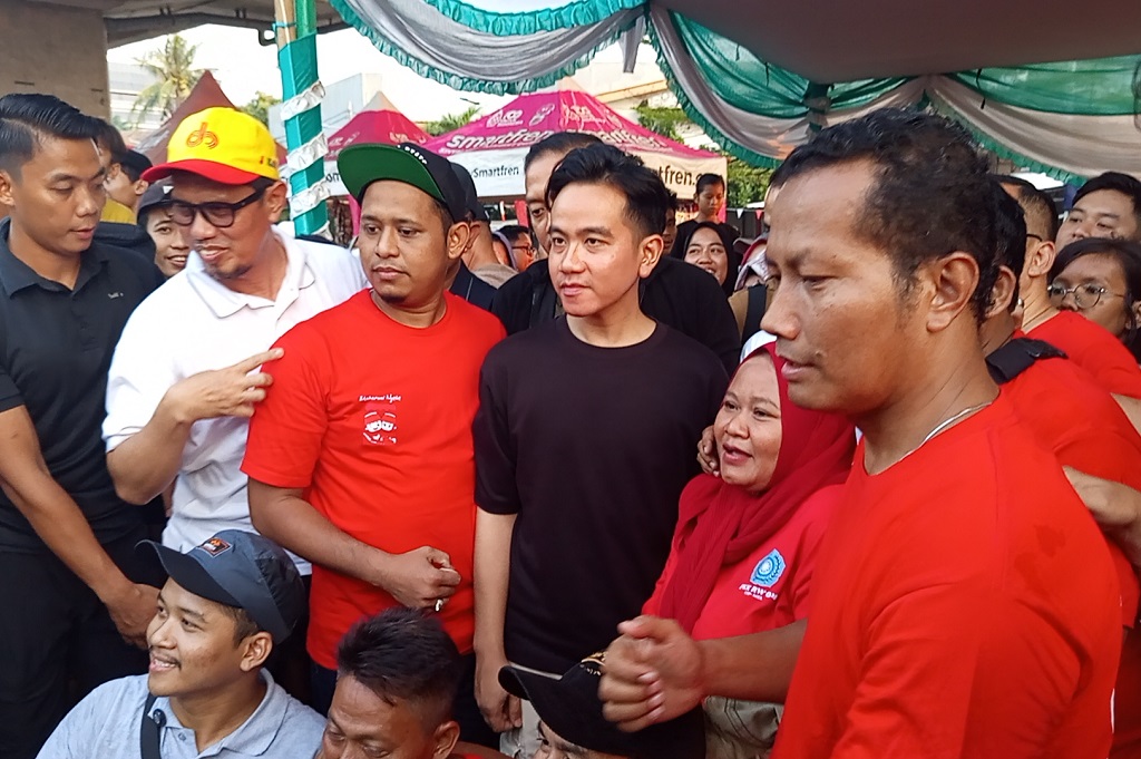 Gibran Nonton Lomba Panjat Pinang di Kalimalang Jaktim, Beri Hadiah Sepeda Listrik