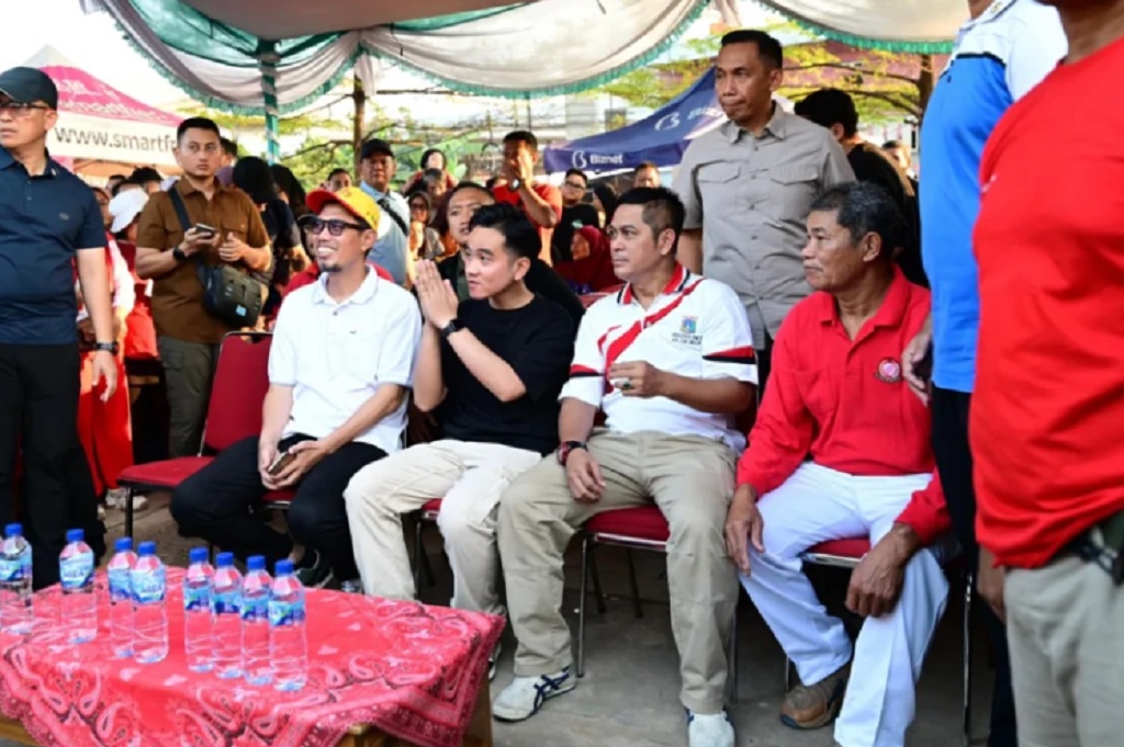 Momen Gibran Asyik Nonton Lomba Panjat Pinang di Kalimalang: Seru!