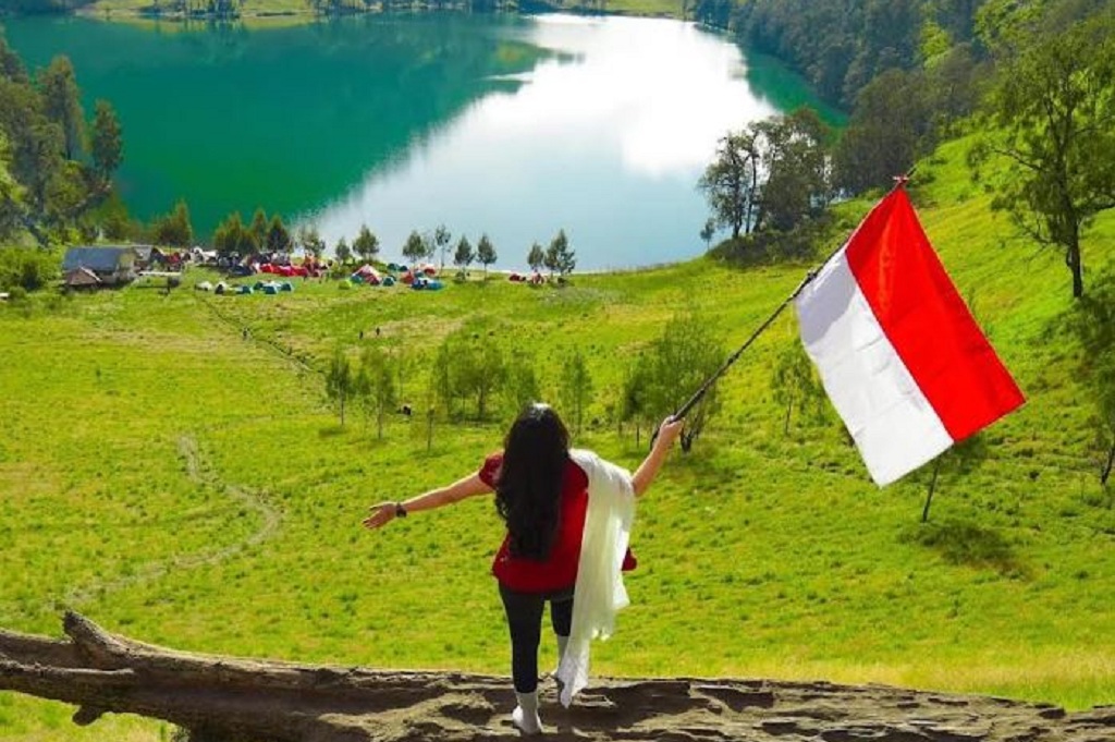 Zita Anjani Kibarkan Merah Putih di Gunung Semeru, Peringati HUT RI Bersama Pendaki Difabel
