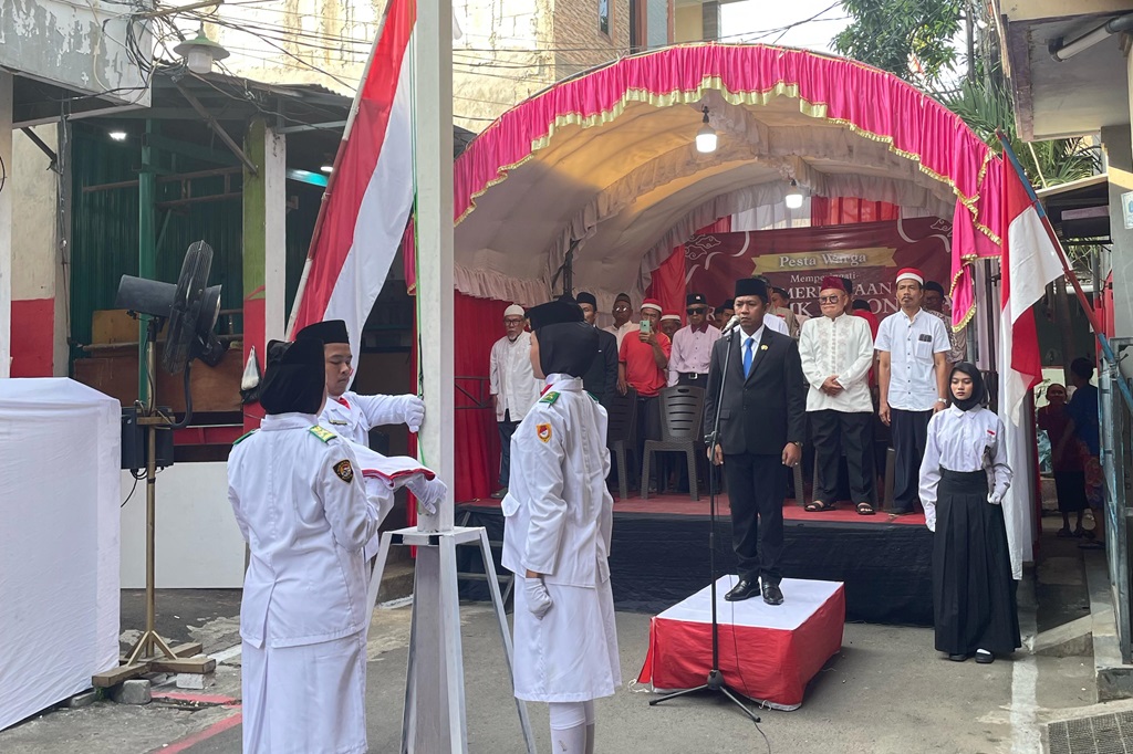 Legislator Perindo Dina Masyusin Pimpin Upacara HUT ke-80 RI di Rawa Buaya Jakbar