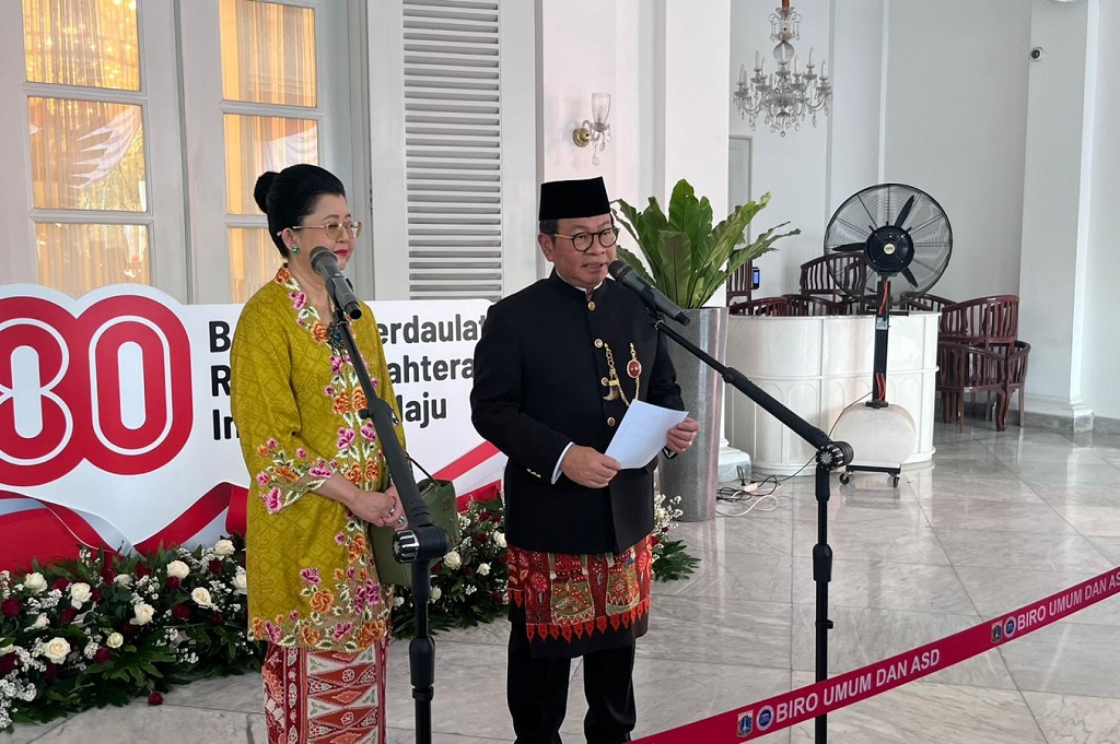 Pakai Beskap Betawi, Pramono Pimpin Upacara HUT ke-80 RI di Balai Kota