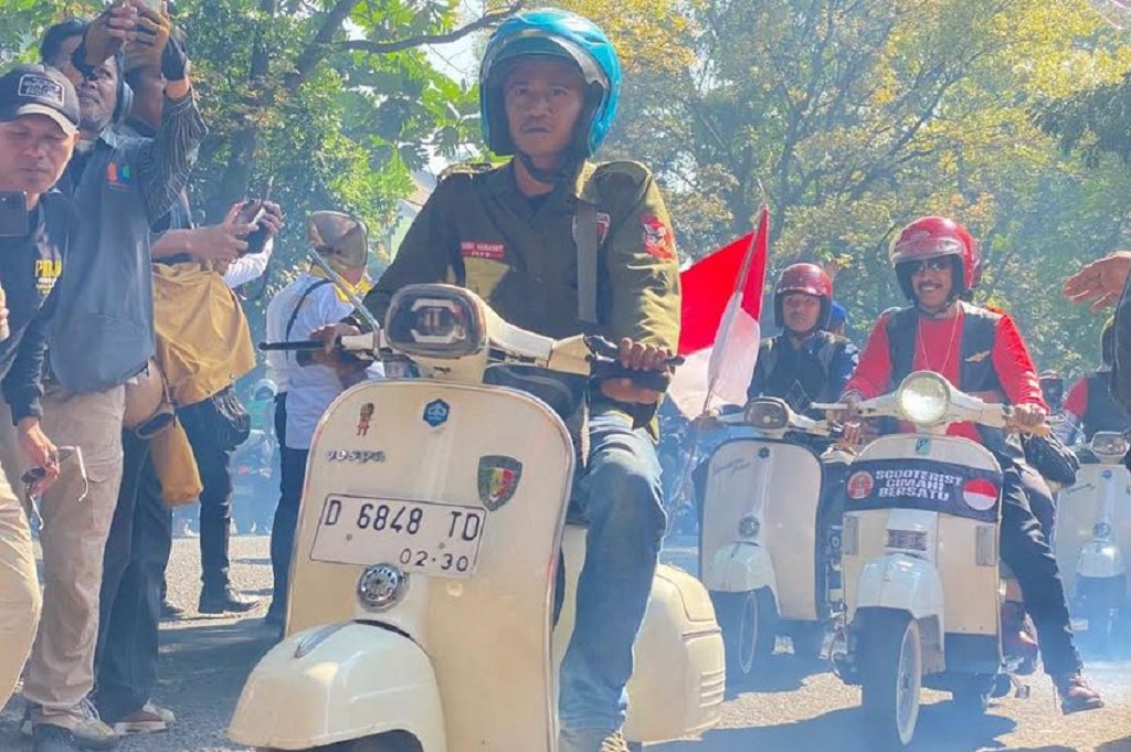 Meriahkan HUT ke-80 RI di Cimahi, Ratusan Pengendara Vespa Klasik Kirab Kemerdekaan