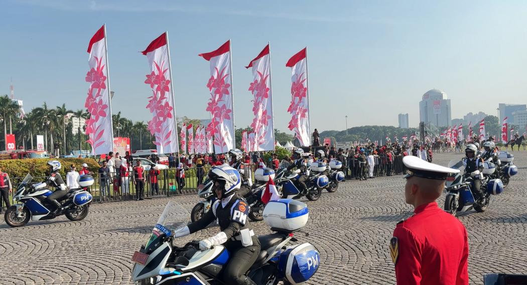 Rombongan Motor Listrik Iringi Kirab Bendera Merah Putih HUT ke-80 RI Menuju Istana Merdeka