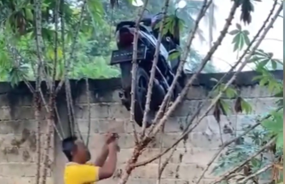 Polisi Datangi TKP Viral Motor Tersangkut di Pagar Tembok Setelah Ditinggal Kawanan Maling
