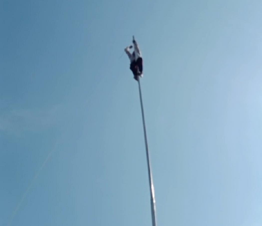 Heroik! Siswa SD di Lampung Panjat Tiang Bendera usai Tali Lepas