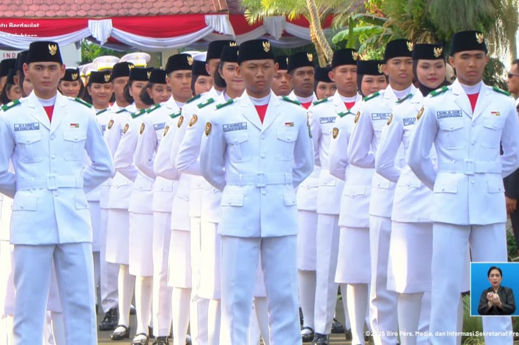 Tim Indonesia Bersatu Bertugas di Upacara Penurunan Bendera Merah Putih di Istana