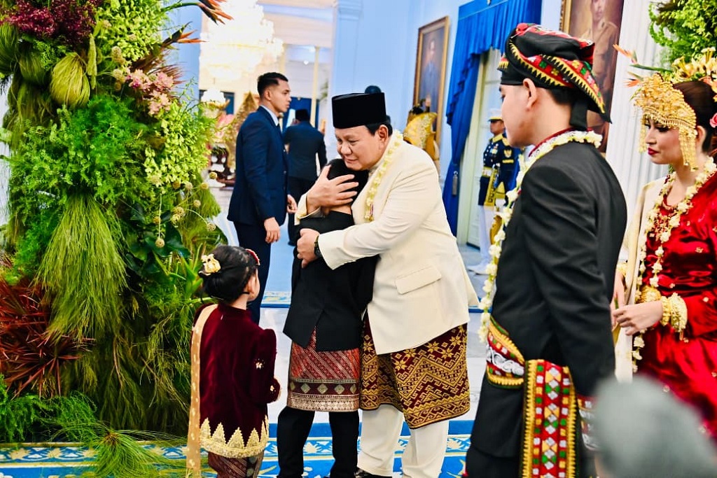 Momen Prabowo Peluk 2 Anak Gibran: Jan Ethes dan La Lembah Manah