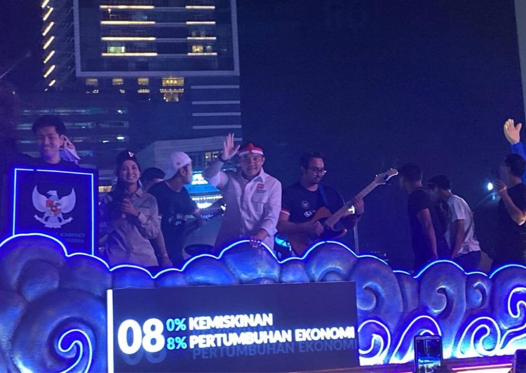 Seskab Teddy Lambaikan Tangan di Atas Mobil Hias, Disambut Histeris Warga