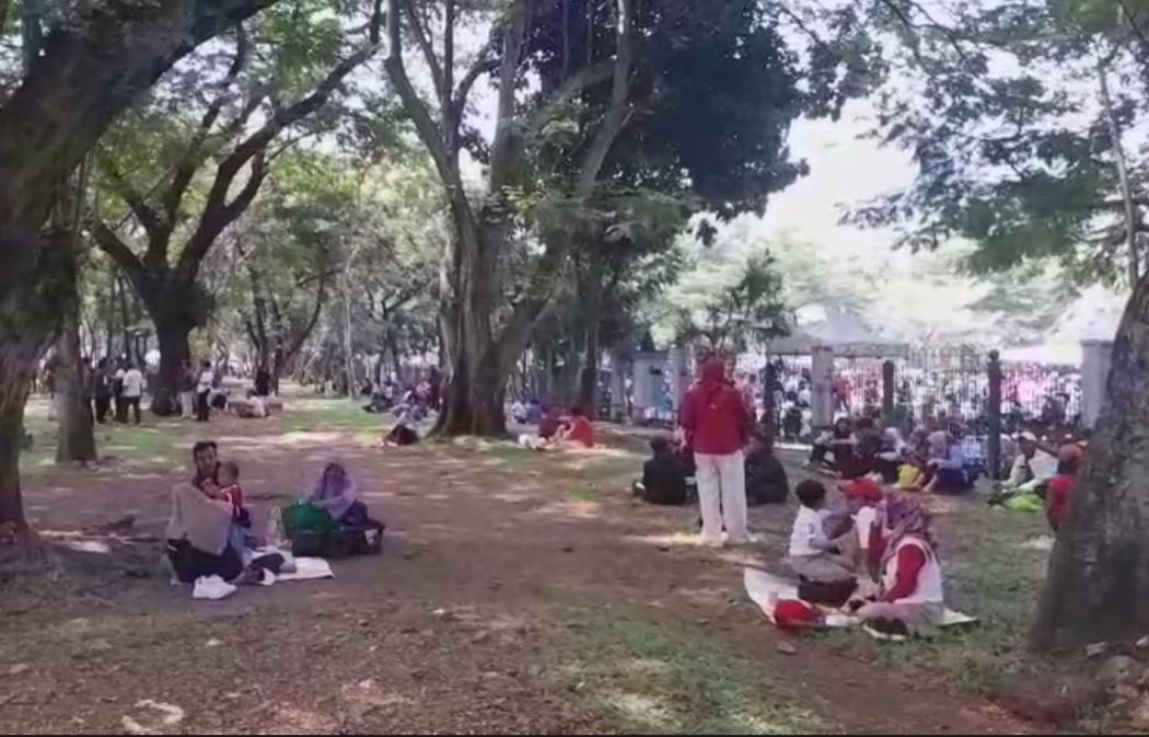 Antusiasme Warga Piknik di Monas, Lihat Atraksi Pesawat Tempur sambil Santap Bekal