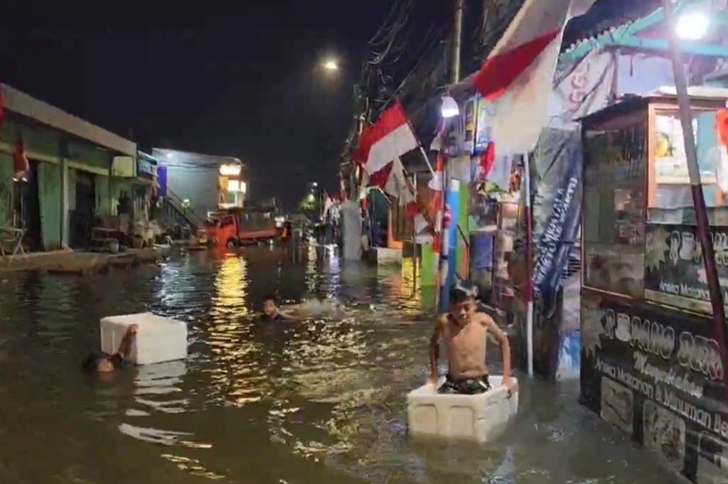 Banjir Rob Terjang Permukiman di Muara Angke Jakut usai Perayaan HUT ke-80 RI