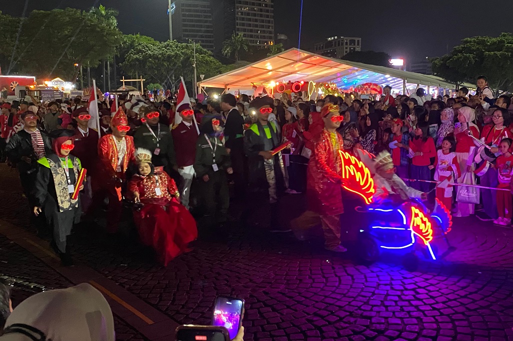 Penyandang Disabilitas Meriahkan Karnaval HUT ke-80 RI, Iringi Mobil Hias Kemensos