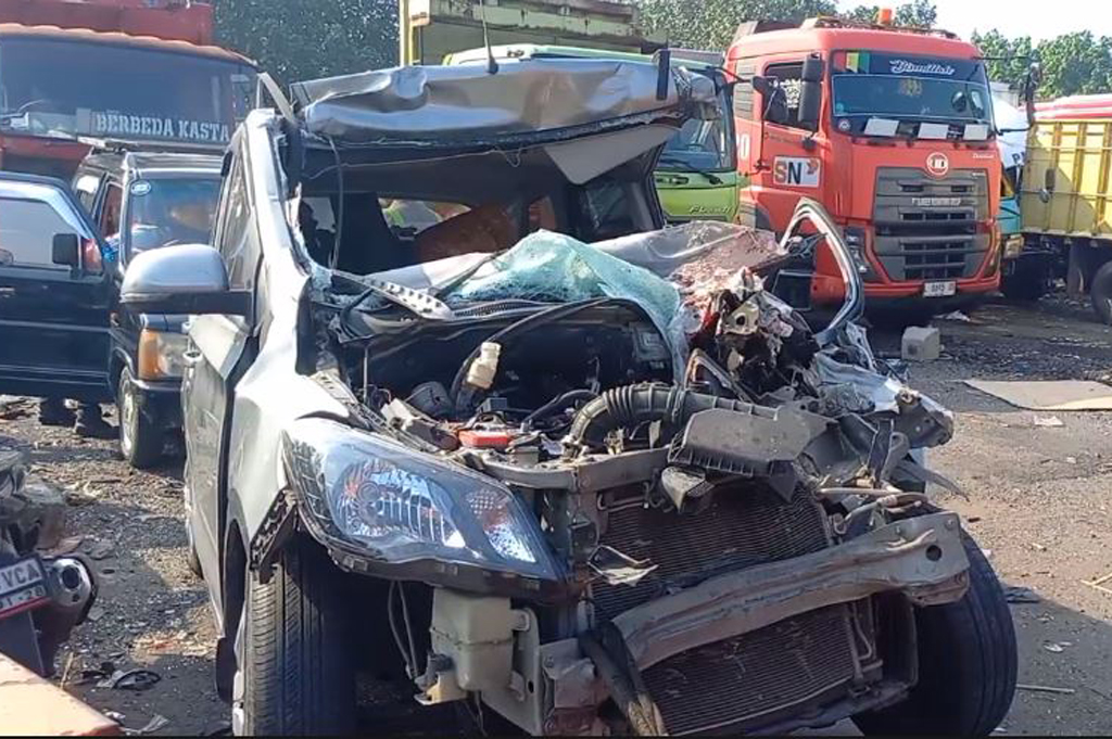 Kecelakaan Maut Minibus Tabrak Truk di Tol Jombang, 3 Orang Tewas