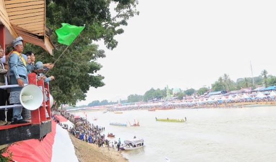 Wapres Gibran Buka Pacu Jalur 2025 di Kuansing, Ribuan Warga Sesaki Sungai Kuantan