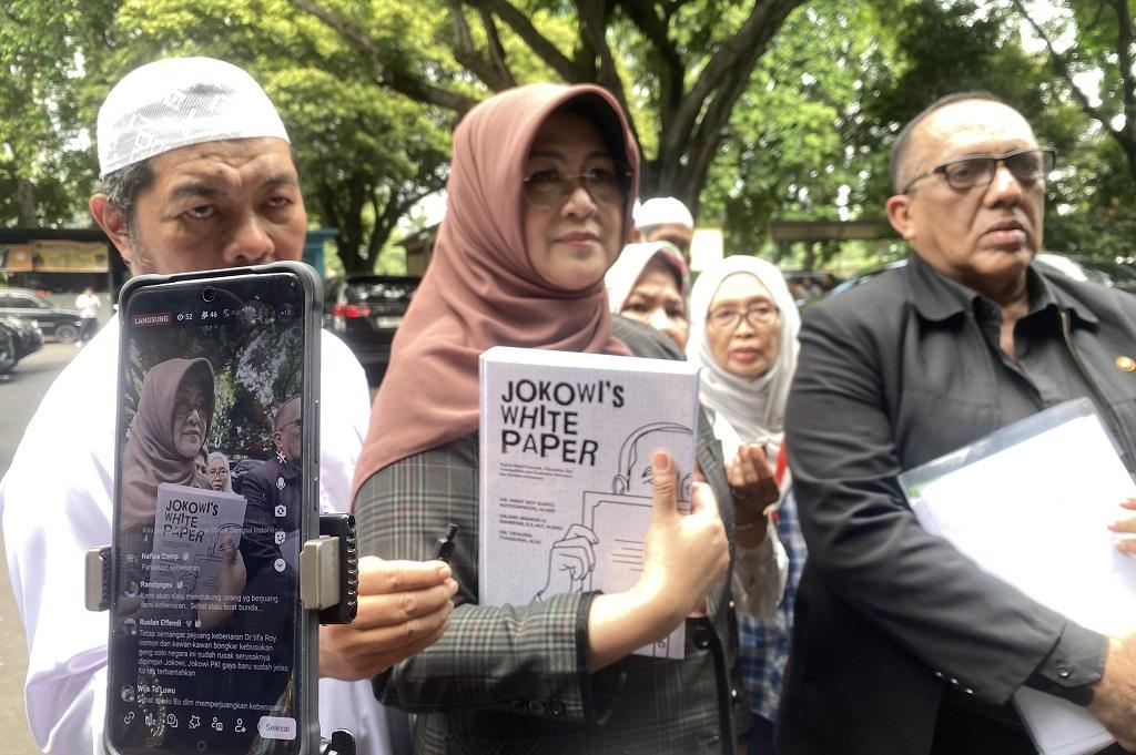 Diperiksa Polda Metro, Dokter Tifa Bawa Buku Jokowi's White Paper