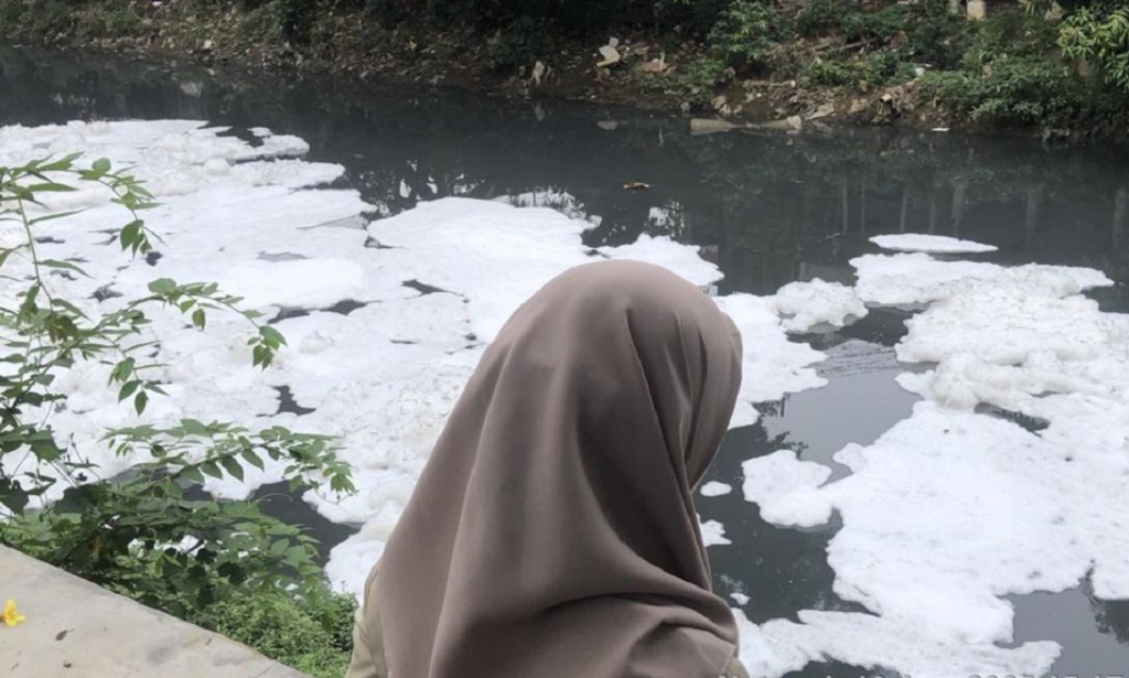 Kali Sunter Dipenuhi Busa, DLH DKI: Tercemar Kandungan Organik dan Surfaktan