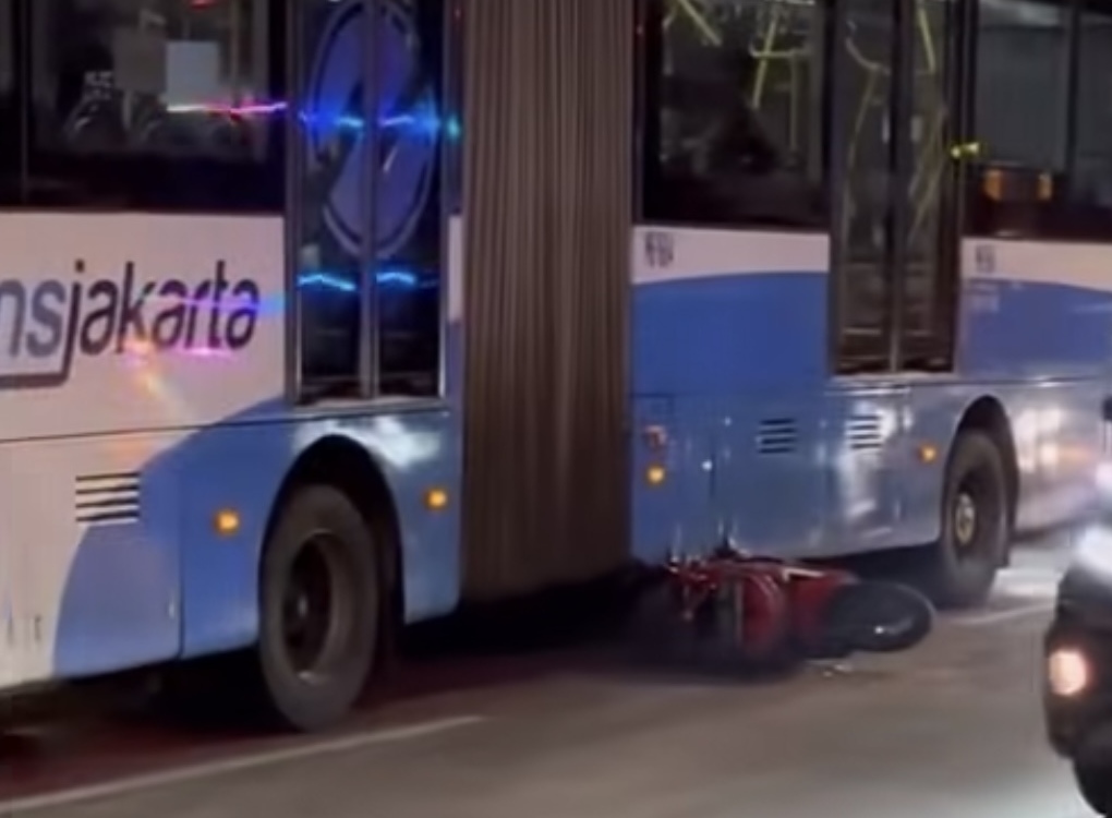 Viral Pemotor Kecelakaan hingga Masuk Kolong Bus TransJakarta, Ini Kronologinya