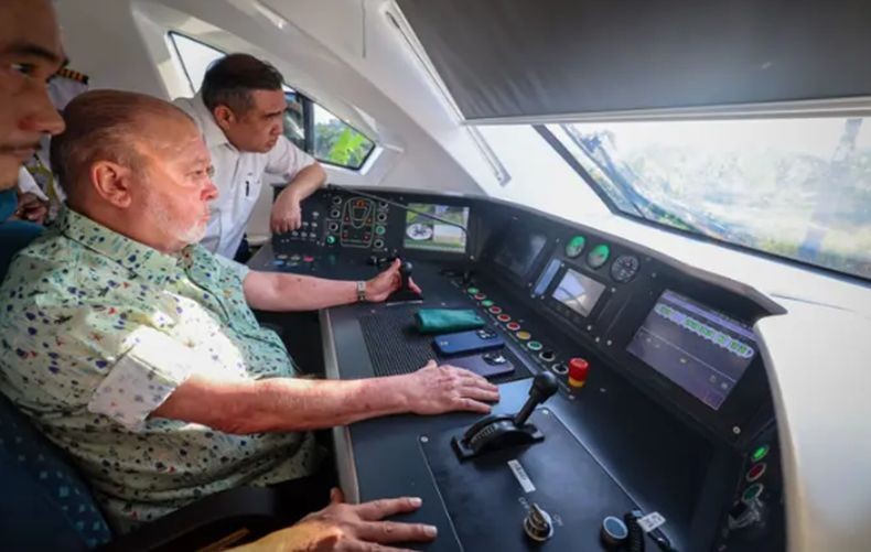 Lagi, Raja Malaysia Sultan Ibrahim Jadi Masinis KRL Dadakan