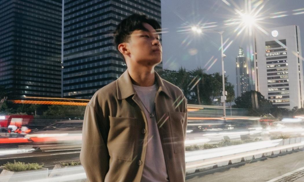 Rayakan Romansa Sederhana Bersama Lagu Senja Sudut Kota dari Samuel Cipta