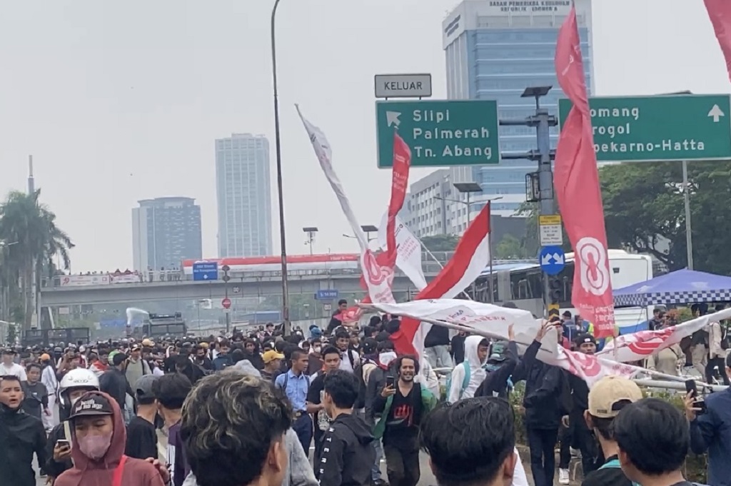 Disemprot Water Cannon, Massa Demo di DPR Berlarian ke Jalan Tol