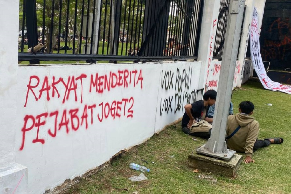 Massa Demo 25 Agustus di Belakang DPR Bubar, Beragam Coretan Penuhi Dinding