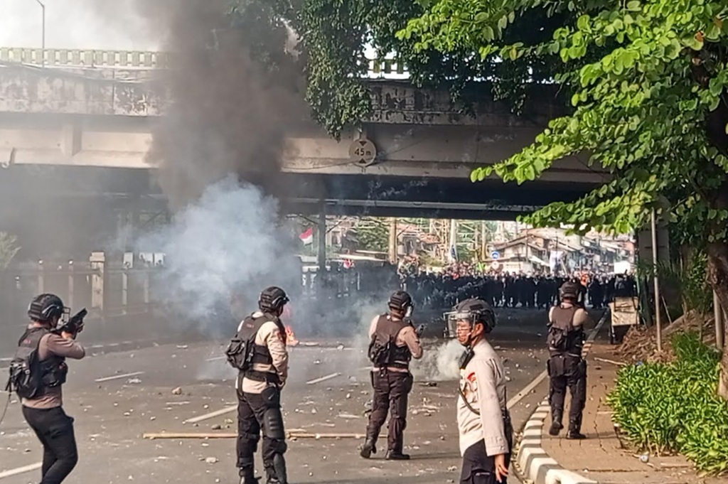 Polisi-TNI Bentrok dengan Massa Demo Pelajar STM, Pukul Mundur hingga Underpass Slipi 