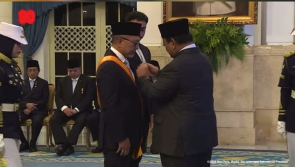 Menko Pangan Zulkifli Hasan Dianugerahi Tanda Kehormatan oleh Presiden Prabowo