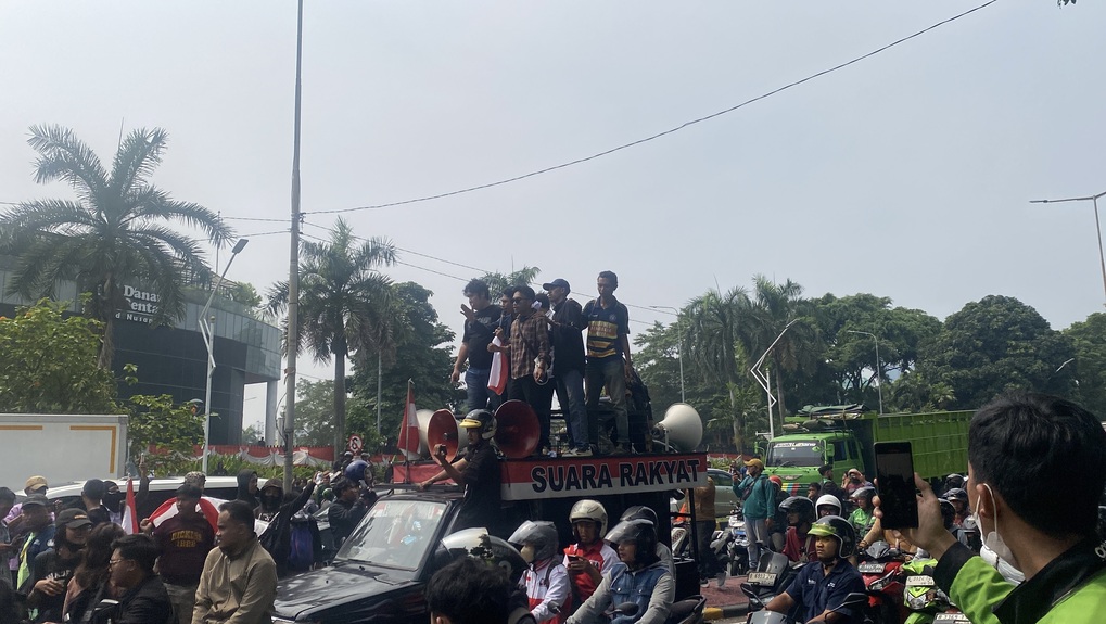 Bawa Mobil Komando, Puluhan Mahasiswa dari BEM SI Tiba di Gedung DPR