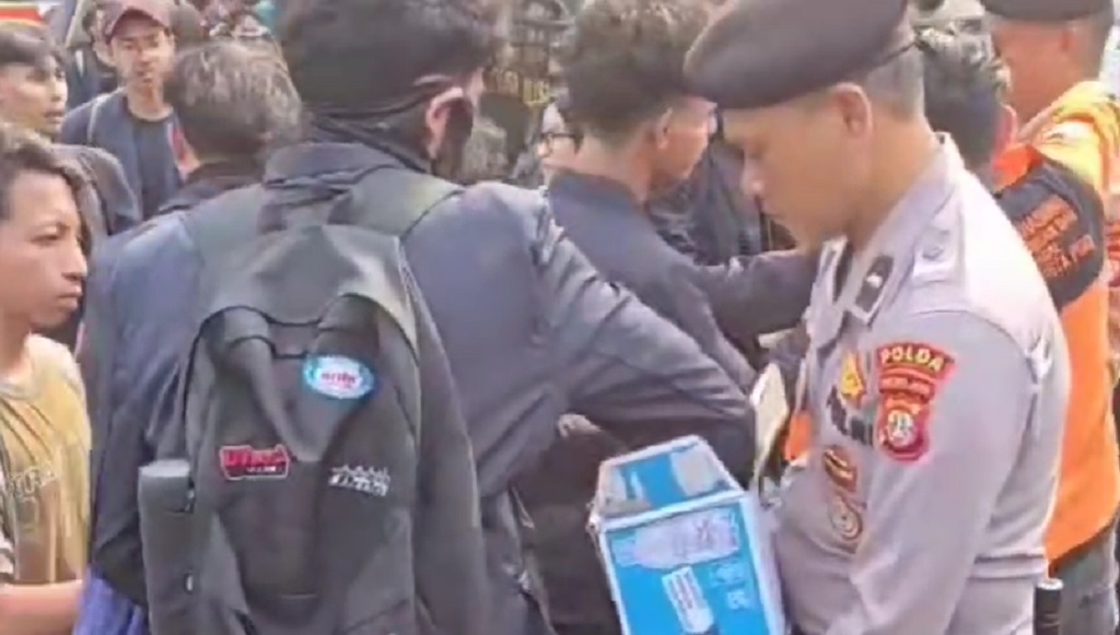 Momen Humanis Polisi Bagikan Air kepada Massa Pengunjuk Rasa di DPR