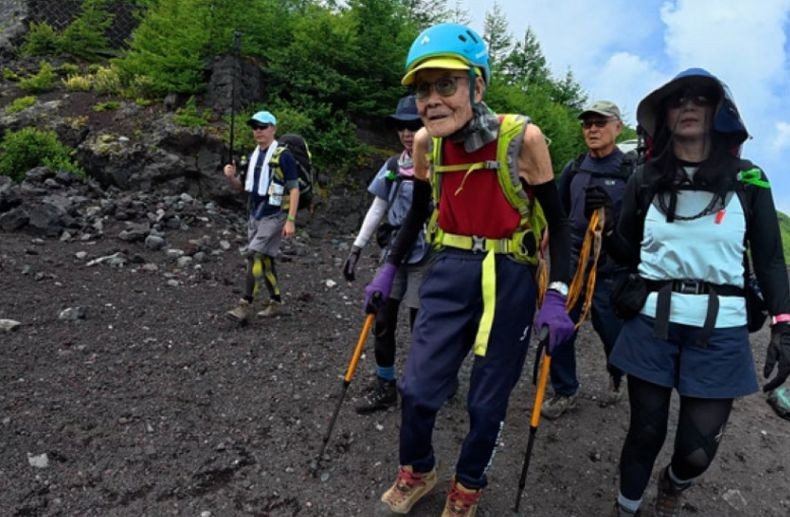 Wow! Pria Ini Pecahkan Rekor Dunia Capai Puncak Gunung Fuji di Usia 102 Tahun