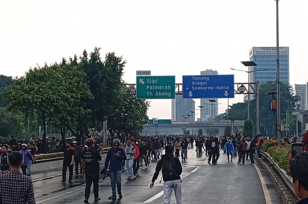 Kericuhan kembali Pecah di Depan DPR, Polisi Tembakkan Gas Air Mata