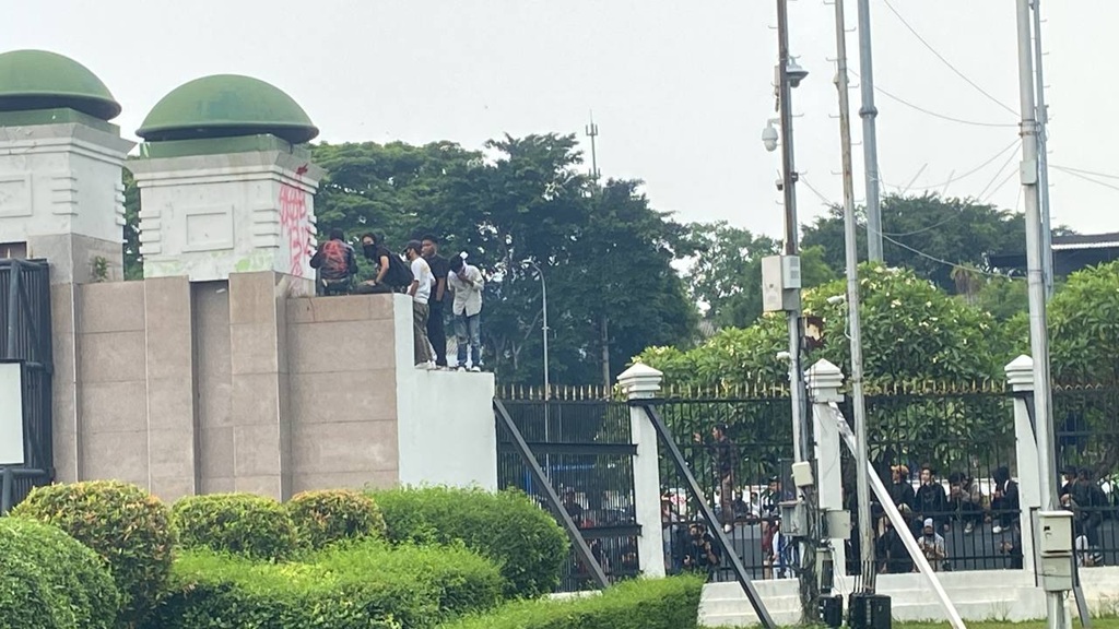 Setelah Buruh Bubarkan Diri, Mahasiswa Gelar Aksi dan Bakar Ban di Depan DPR