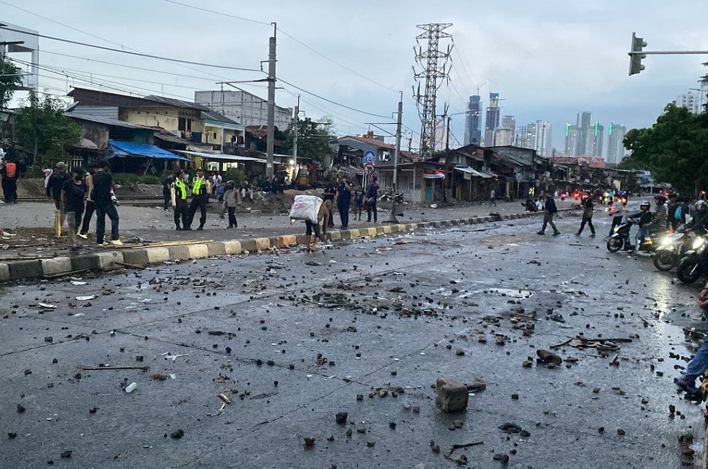 Jalan Pejompongan Dipenuhi Batu Buntut Demo DPR Ricuh, Pengendara Sulit Melintas