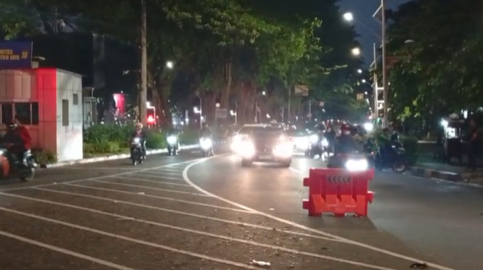 Massa Demo Blokir Jalan Asia Afrika Senayan, Kendaraan Pilih Putar Balik