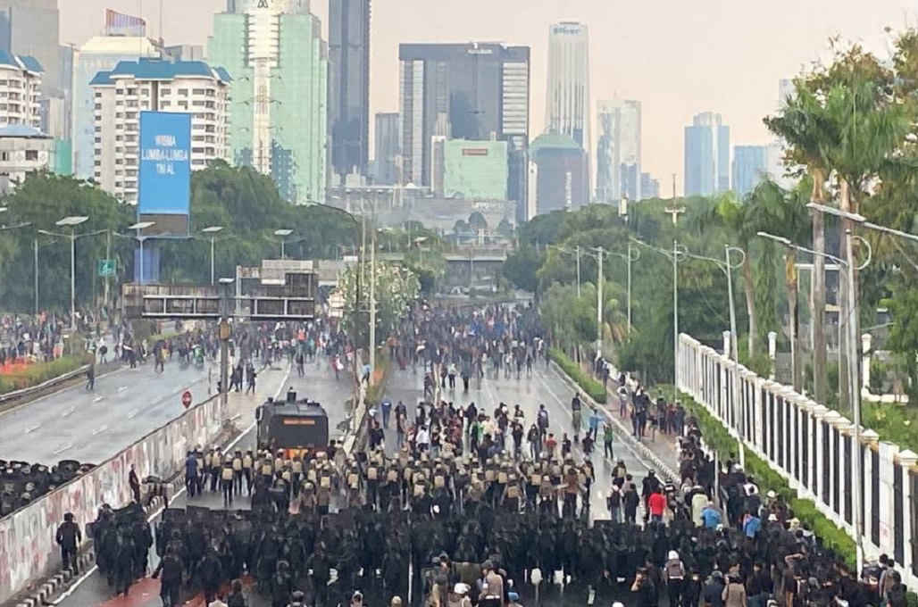Ricuh, Polisi Halau Massa Demo di Depan Gedung DPR