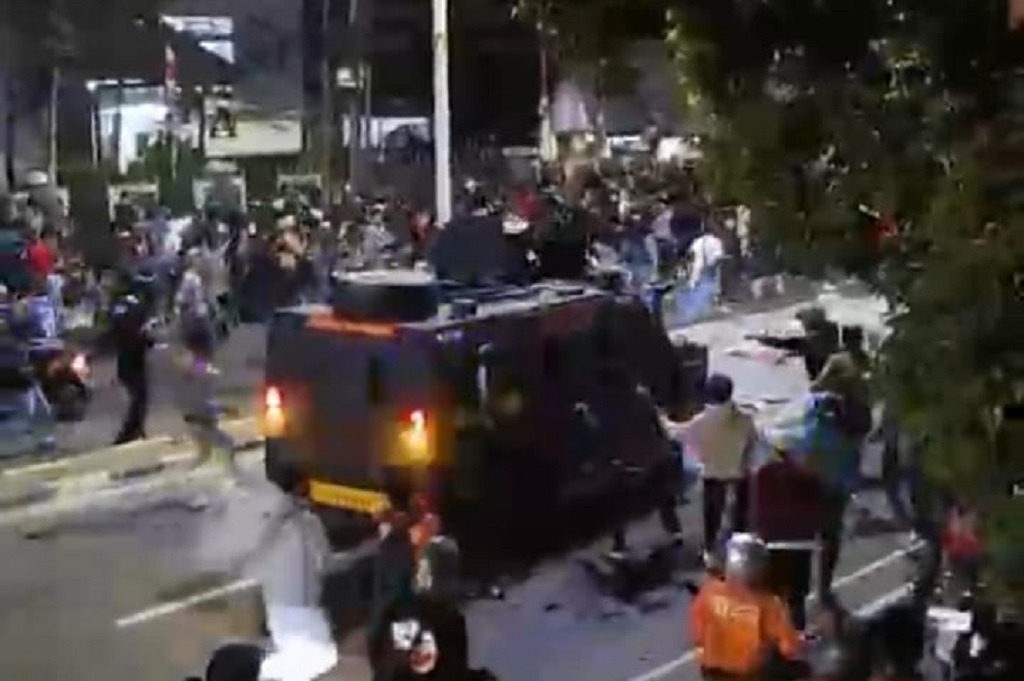 Viral! Driver Ojol Diduga Ditabrak Mobil Rantis Polisi saat Demo Ricuh di Pejompongan