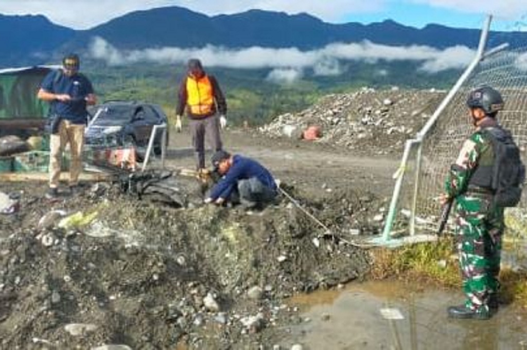 Satgas Korpasgat Kawal KNKT Investigasi Pesawat Amole Air Terbakar di Bandara Ilaga