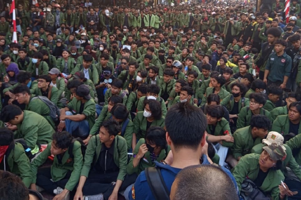 Momen Mahasiswa Duduk di Halaman Polda Metro Sambil Tunggu Kapolda