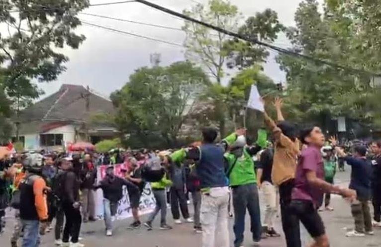 Massa Serang Polisi dan Lempari Gedung DPRD Jabar, Tuntut Usut Brimob Pelindas Driver Ojol