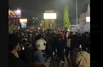 Demo Jogja Memanggil Memanas, Mobil di Polda DIY Dibakar Massa