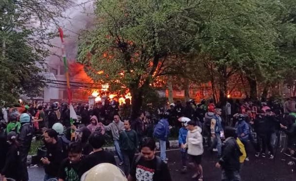 Demo Rusuh di Depan DPRD Jabar Berlanjut, Massa Bakar Rumah