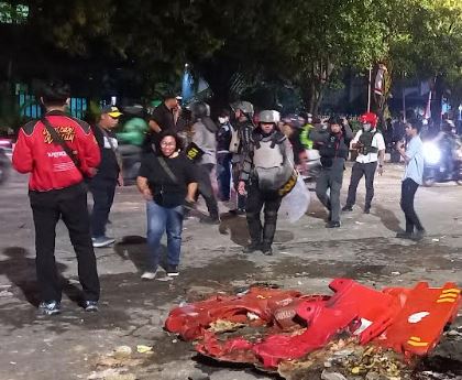 Solo Mencekam! Penjaga Mako Brimob Tembakkan Gas Air Mata ke Massa Ojol