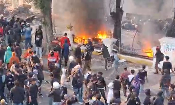 Demo Solidaritas Ojol di Surabaya Ricuh! Massa Bakar Puluhan Motor di Grahadi