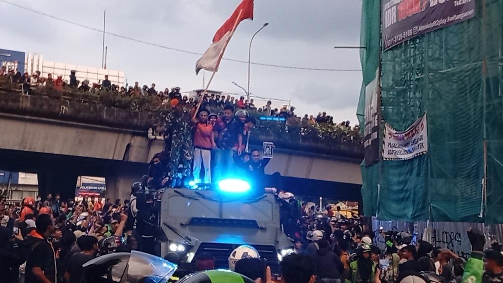 Puluhan Kendaraan Taktis TNI AL Ditumpangi Massa di Mako Brimob Kwitang 