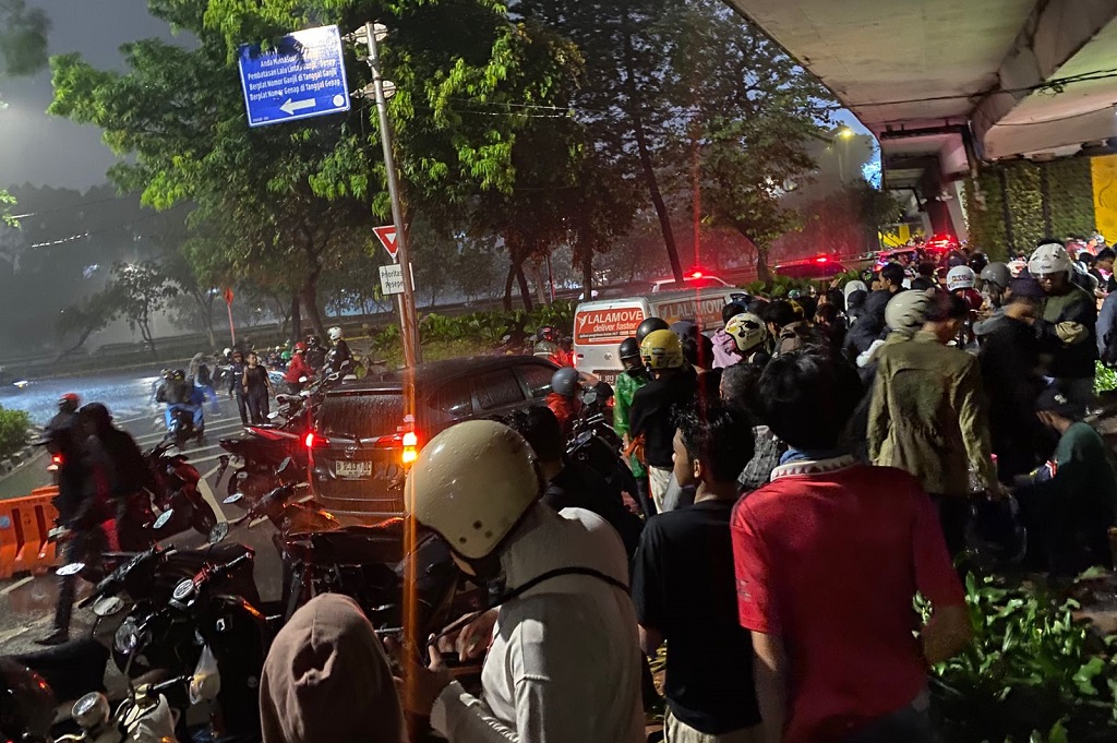 Hujan Deras, Massa Demo DPR Sempat Berteduh di Flyover Senayan
