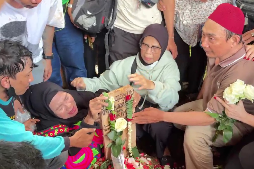 Jenazah Affan Driver Ojol Dilindas Rantis Dimakamkan, Tangis Keluarga Pecah