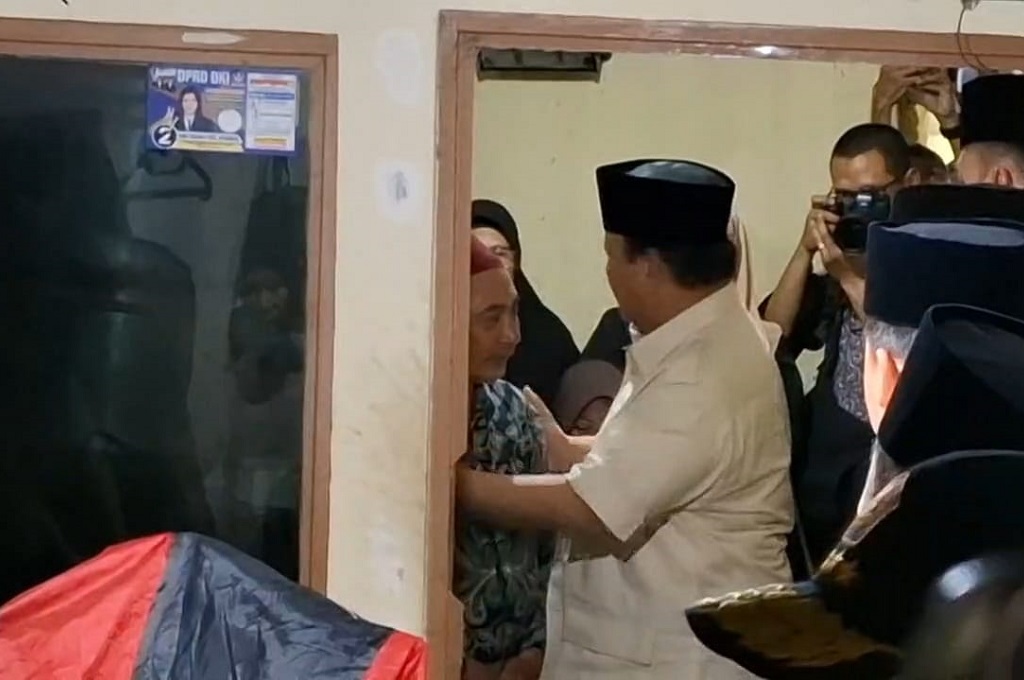 Prabowo Peluk Ayah dan Ibu Affan Kurniawan: Saya Turut Berduka