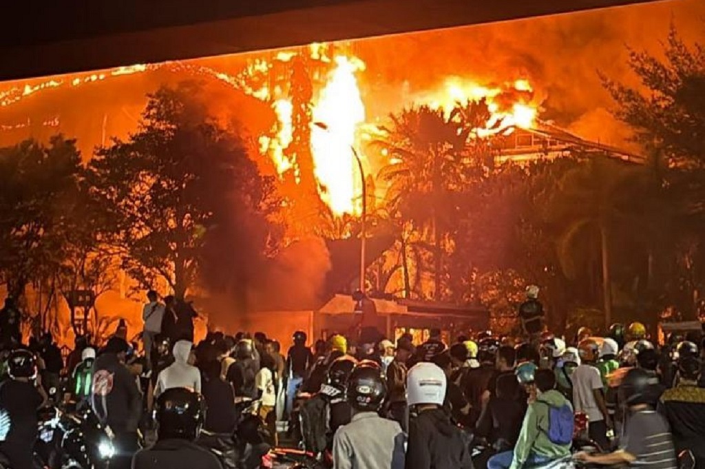 Korban Tewas Demo di DPRD Makassar Jadi 4 Orang, Lompat dari Lantai 4 Gedung Terbakar